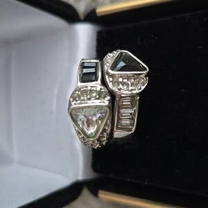 Black silver ring with gem detailing (size 5.5)